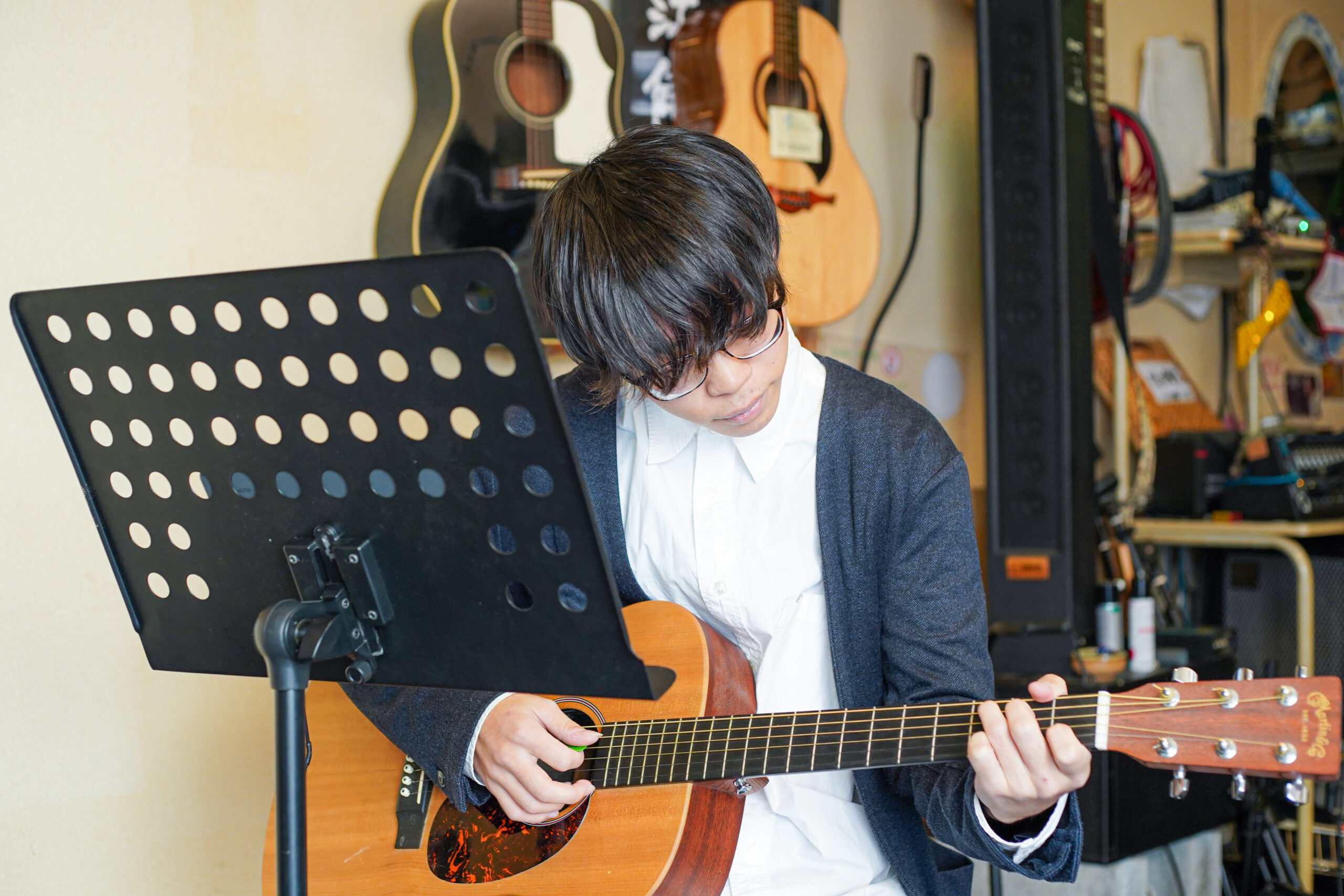 福岡市西区のギター教室で初心者が演奏している様子