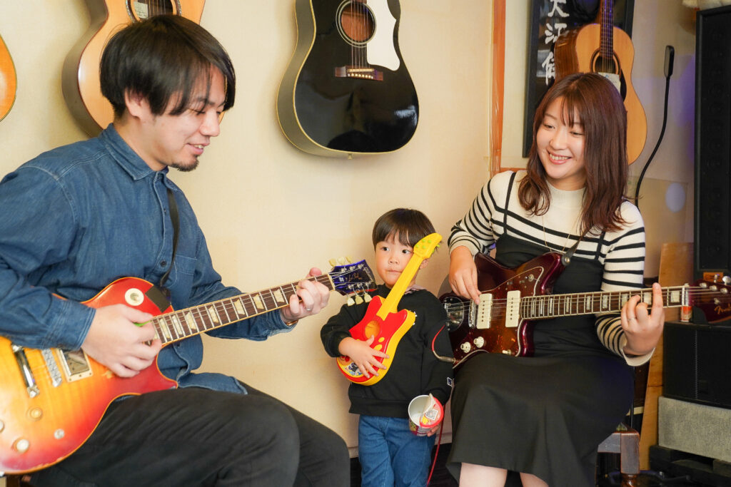 福岡市西区 音楽教室で音楽レッスンを受けている親子の様子
