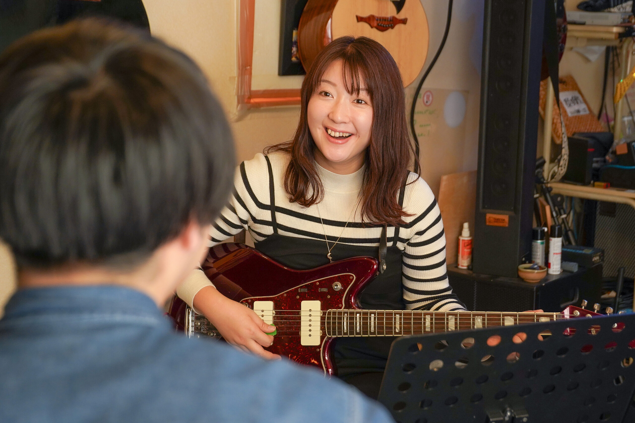 姪浜の音楽教室で初心者がギターのレッスンを受けている風景