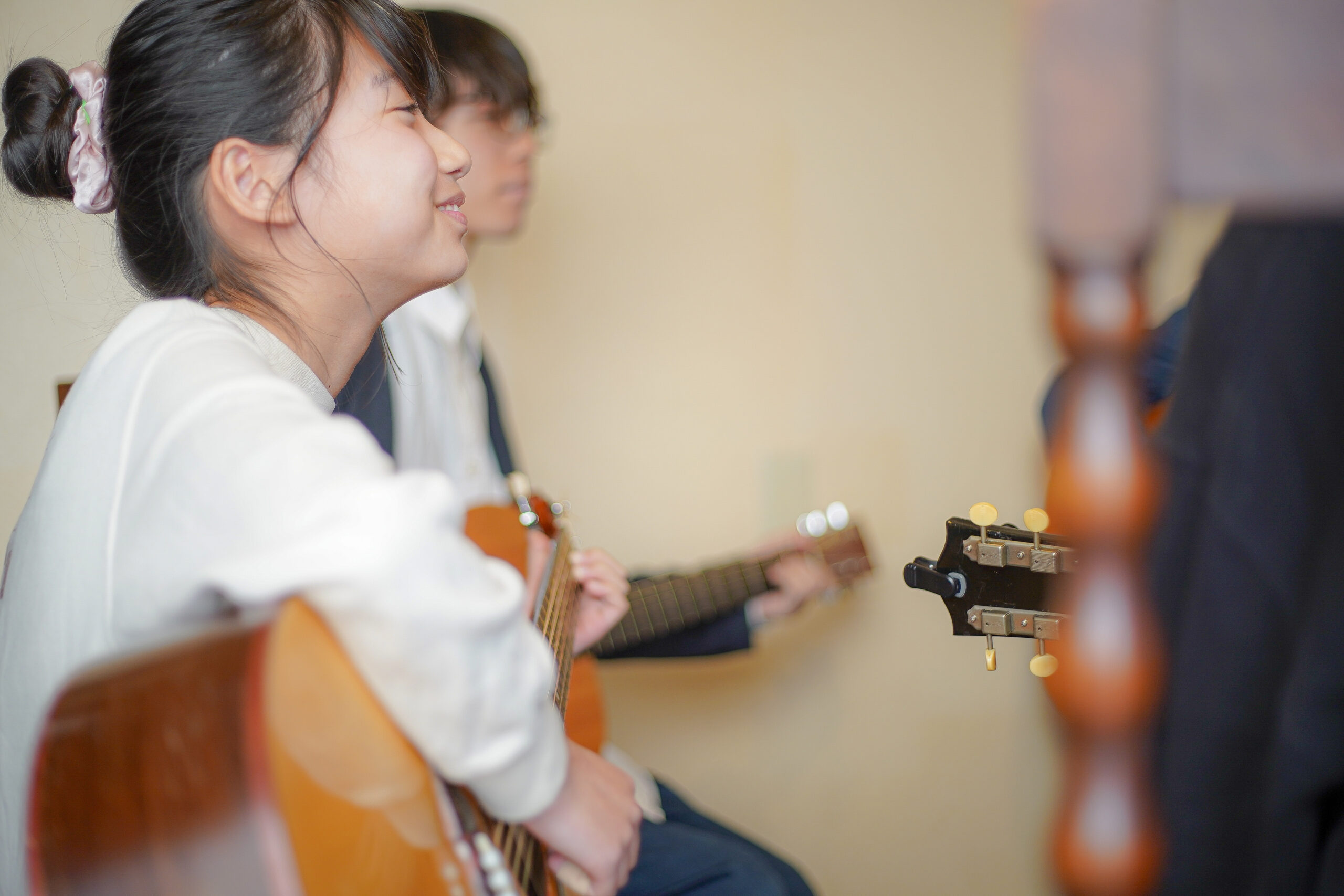 福岡市西区のTANNY音楽教室でギターレッスンを受ける子ども