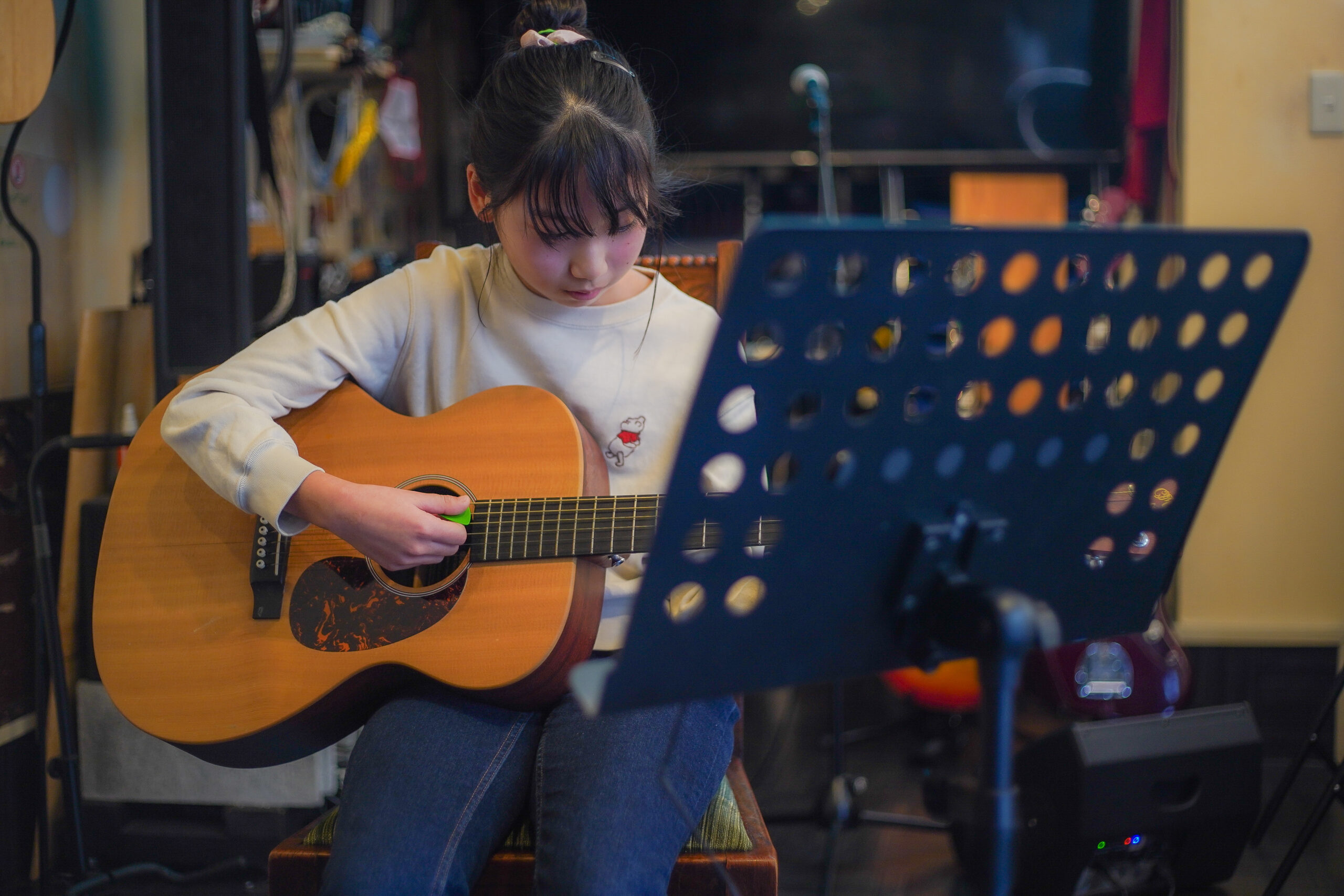 下山門から車で5分の音楽教室で子どもがギターレッスンを受けている様子