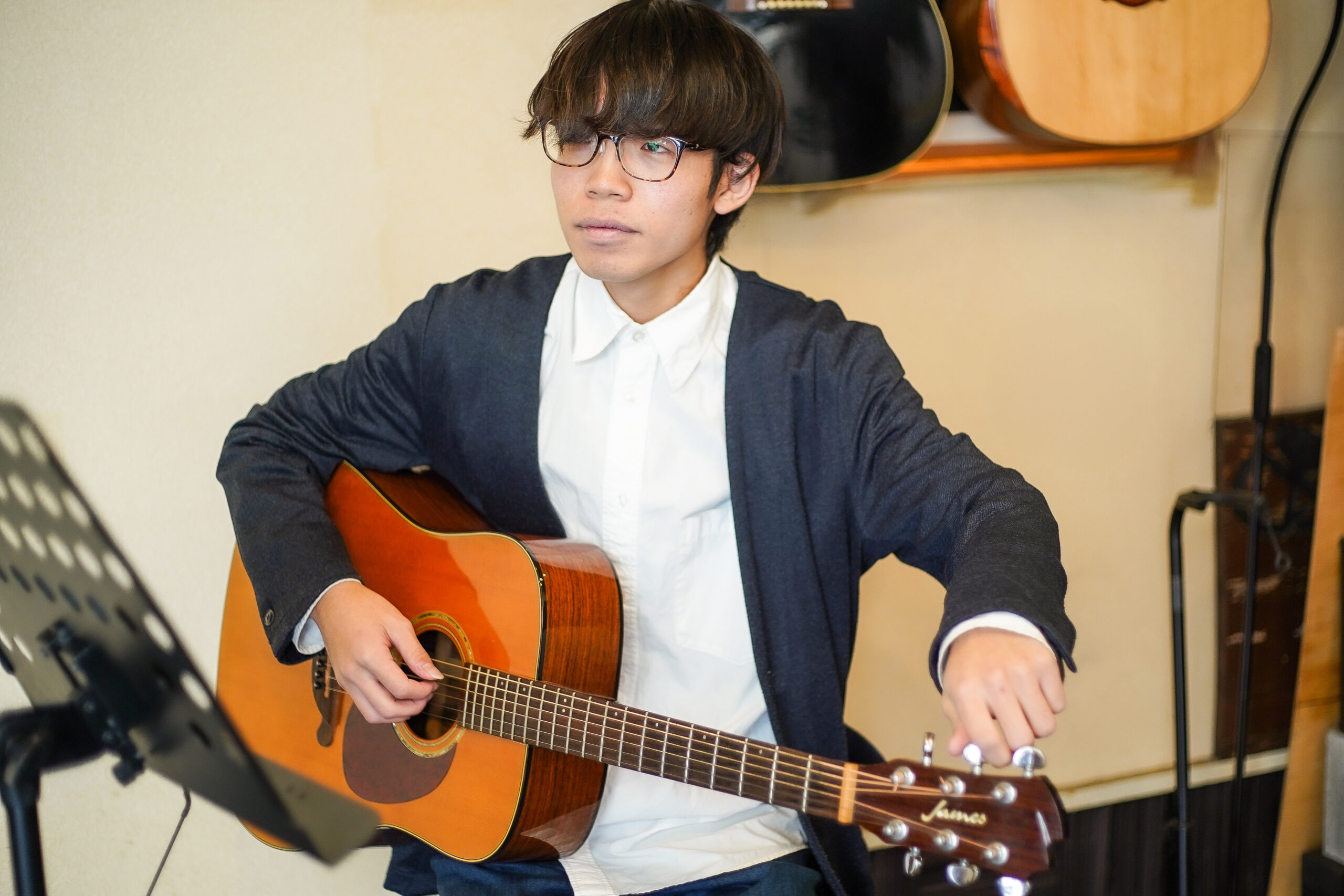 TANNY音楽教室で生徒がギターを演奏しているレッスンの様子