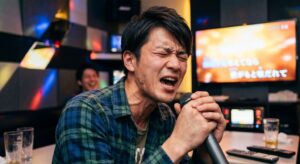 カラオケで高音を張り上げて歌う20代男性のイメージ（福岡のボイトレ教室・TANNY音楽教室）