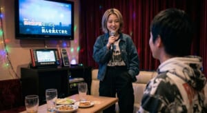 そのマイクの持ち方、実はもったいない？声が劇的に通るプロの正しい持ち方｜TANNY音楽教室